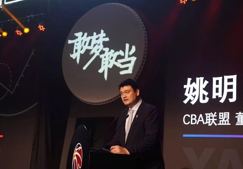 而地上，丢了一小撮黏糊糊的东西，还带着血。